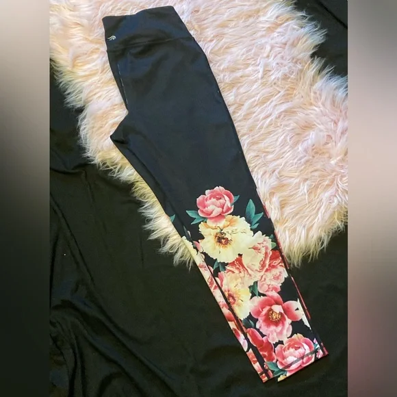 These are black leggings with pink and yellow flowers, Ideology, size Medium. - Picture 3 of 4